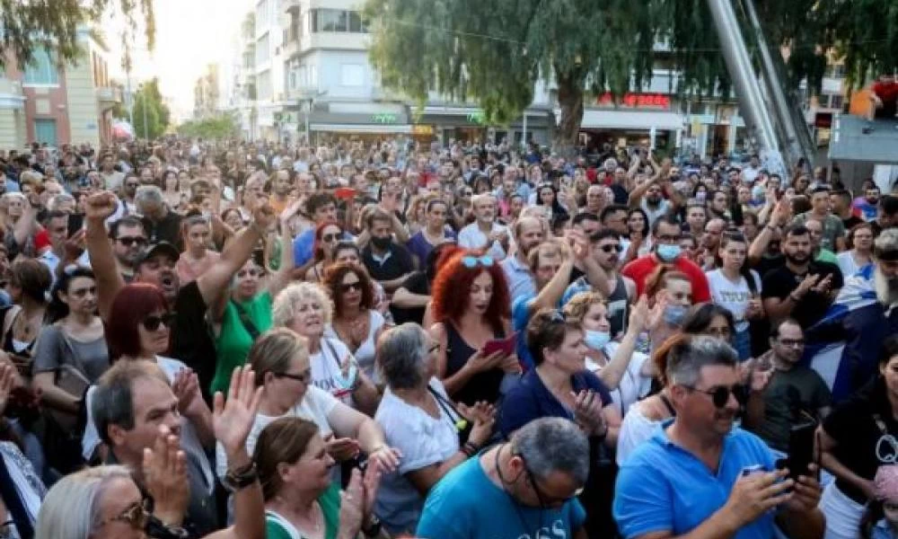 Λαμία: Αντιεμβολιαστές έστησαν γλέντι με χορό στην πλατεία Ελευθερίας